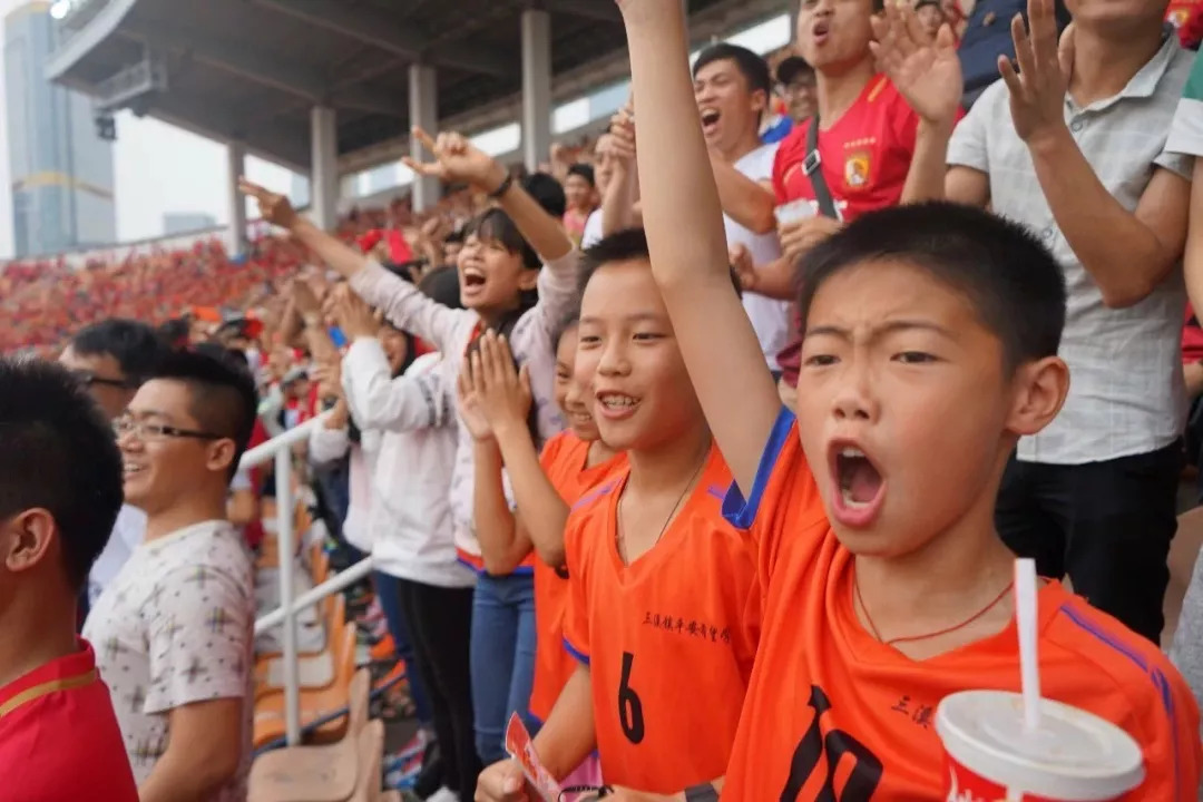 25名赴英国曼城学习的中国足球少年,后来怎么样了?