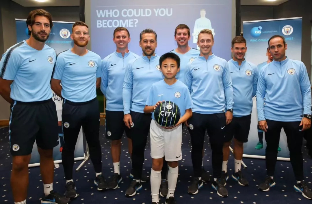 25名赴英国曼城学习的中国足球少年，后来怎么样了？