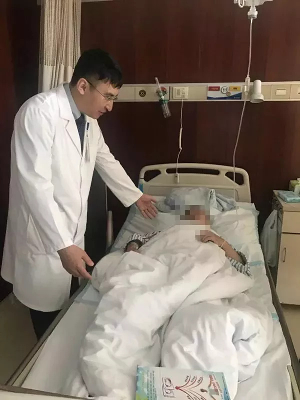 女性喉咙处长了一个像喉结一样,女生喉咙长了个和喉结一样的东西