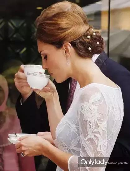 在护肤问题上,茶OR咖啡?看看她们怎么做