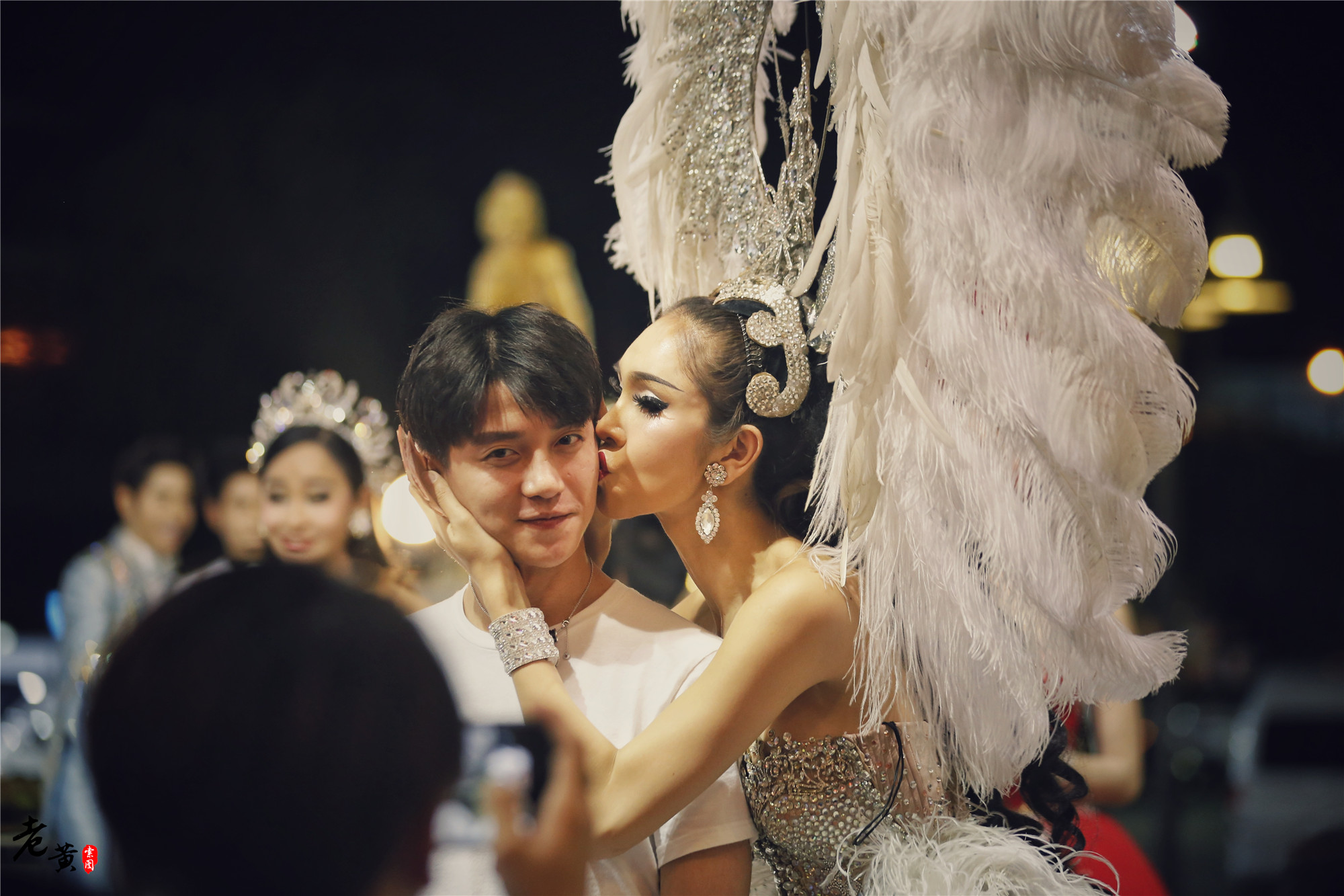 夜拍蒂芬尼人妖秀，人妖与游客们合影，中国游客成其半壁江山