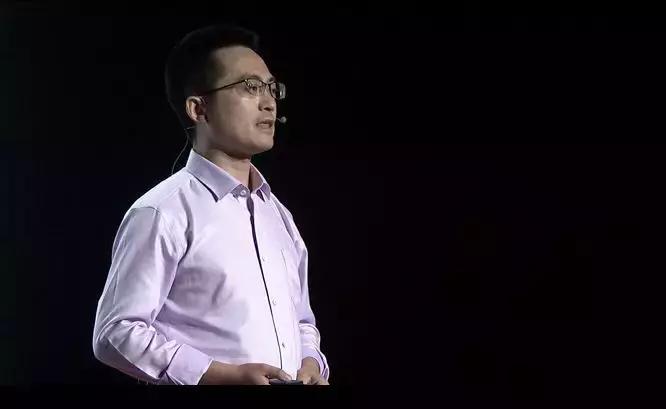 父亲脱发孩子会秃头吗,老公脱发会带有秃头基因吗