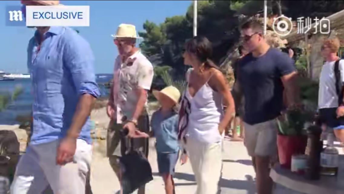 贝克汉姆家小七一边走路一边提裤子难道她瘦了?