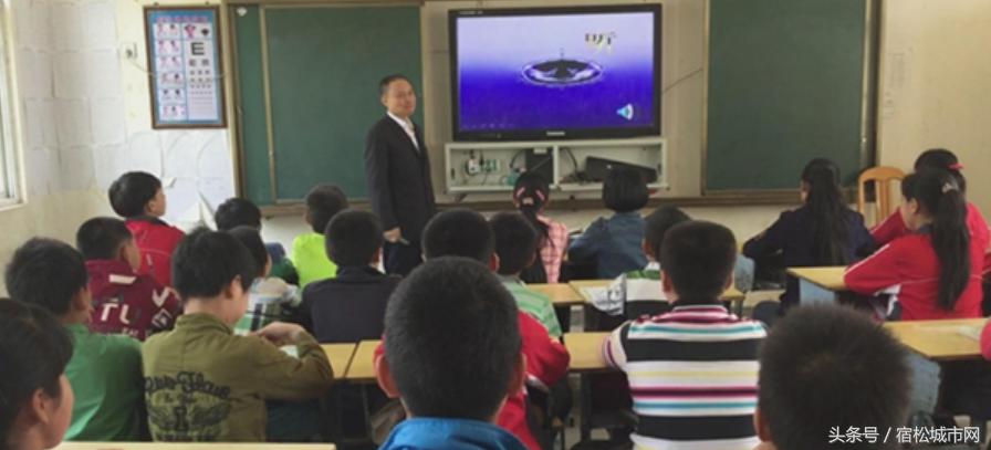 红烛有爱映桃李粉笔无言谱春秋