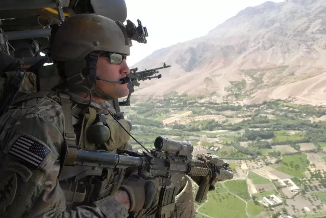 *弹子**击中*雷手**能引爆吗？士兵把*雷手**挂胸前，其实就是在赌一把