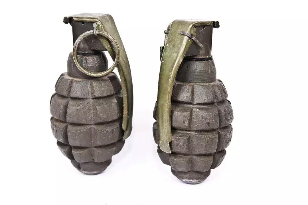 *弹子**击中*雷手**能引爆吗？士兵把*雷手**挂胸前，其实就是在赌一把