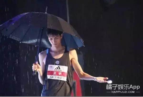 吴彦祖跳高完整版,陈伟霆吴彦祖撞脸