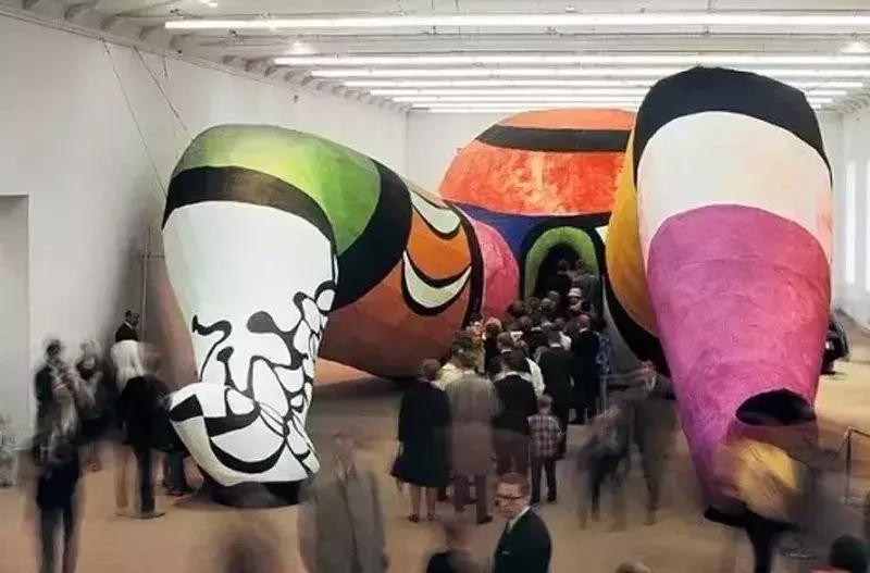 亚洲首展！开枪射画肉上绣花……这场叫“她”的展览，见识女性的力量