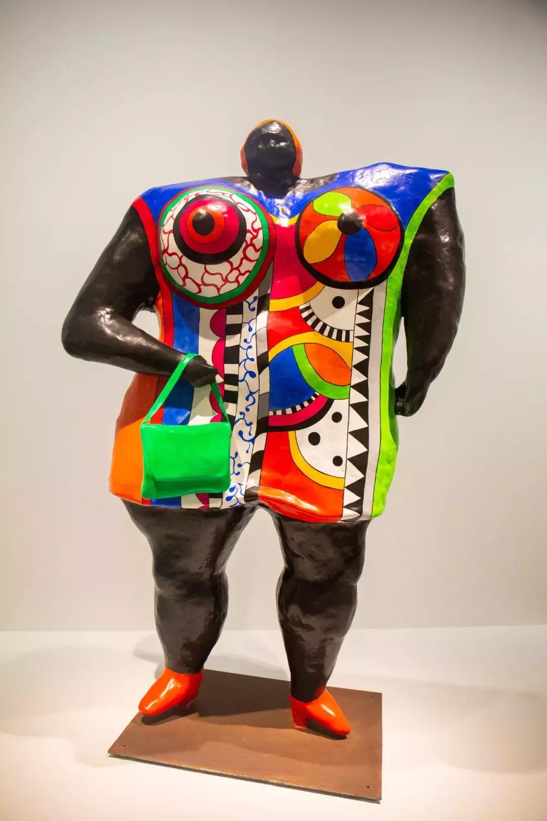 亚洲首展！开枪射画肉上绣花……这场叫“她”的展览，见识女性的力量