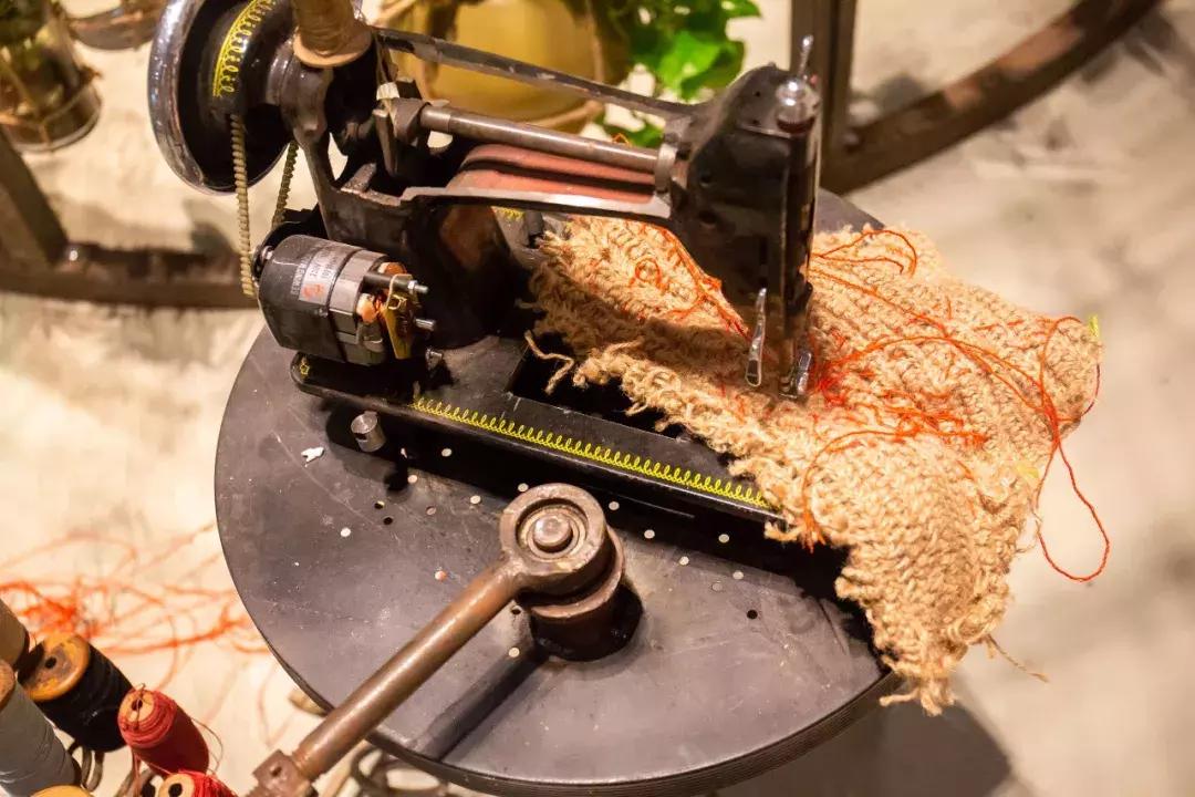 亚洲首展！开枪射画肉上绣花……这场叫“她”的展览，见识女性的力量