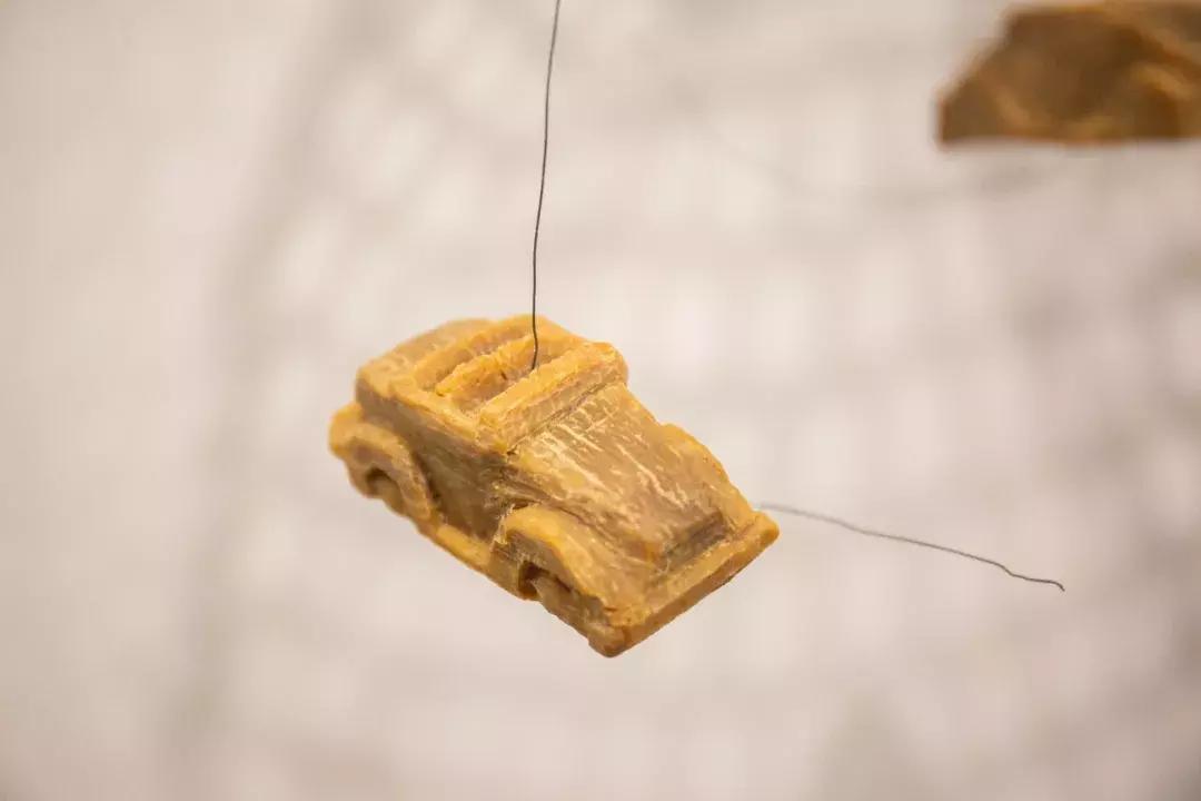 亚洲首展！开枪射画肉上绣花……这场叫“她”的展览，见识女性的力量