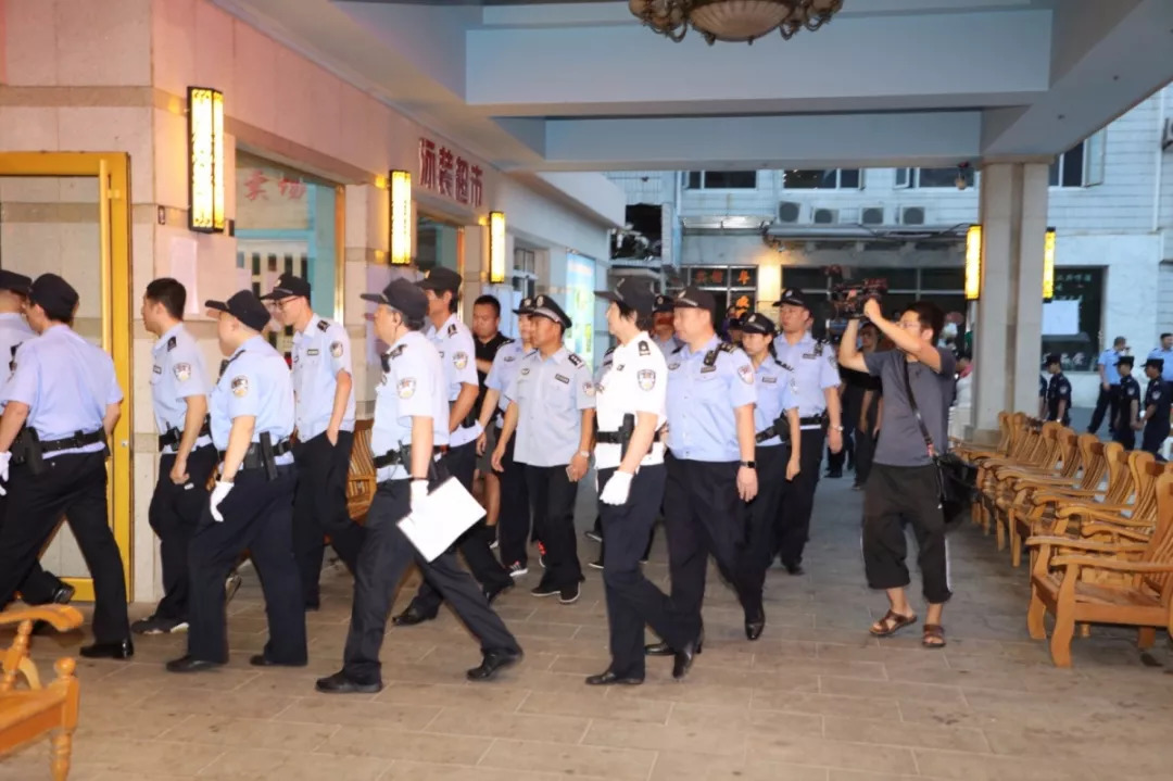 出动警力400多人大连中院强制腾退一游泳馆