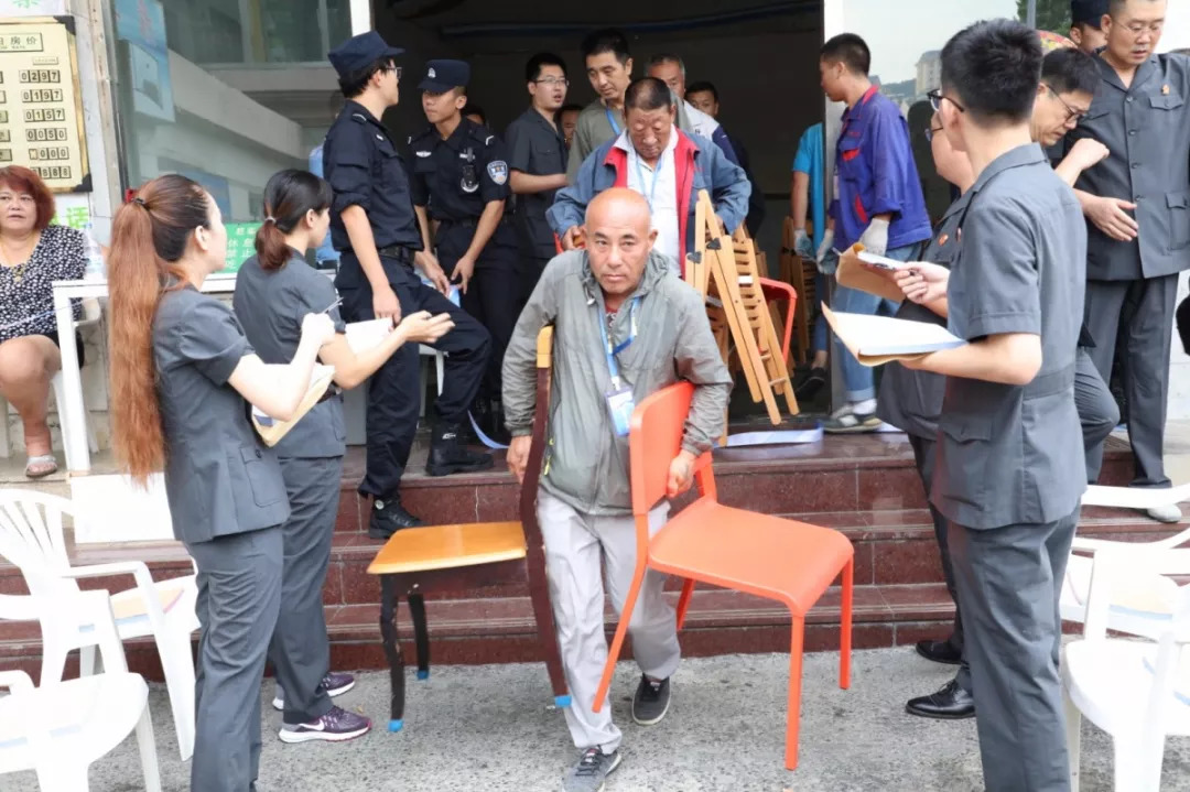 出动警力400多人大连中院强制腾退一游泳馆