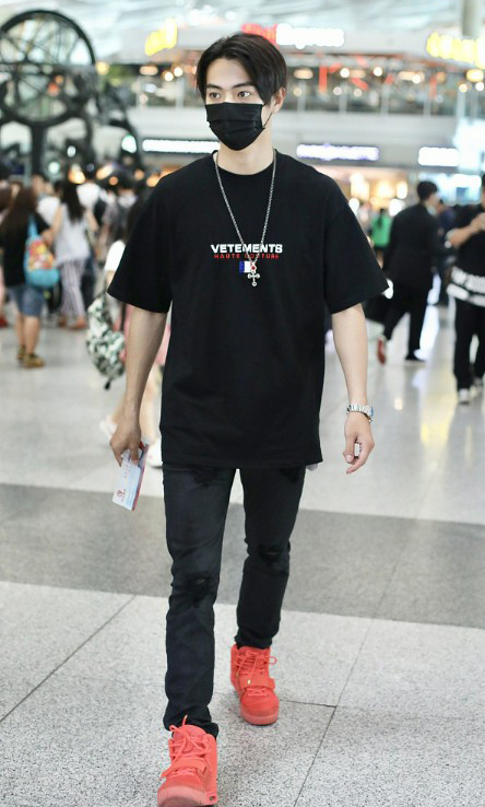 许凯52万的鞋,许凯展示自己的球鞋