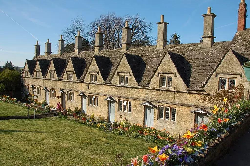 为什么英国人喜欢旅游呢,英国人喜欢去哪度假