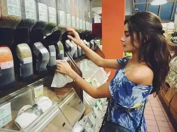 90后女孩践行零垃圾生活，四年产生的垃圾一个玻璃瓶就能装下……