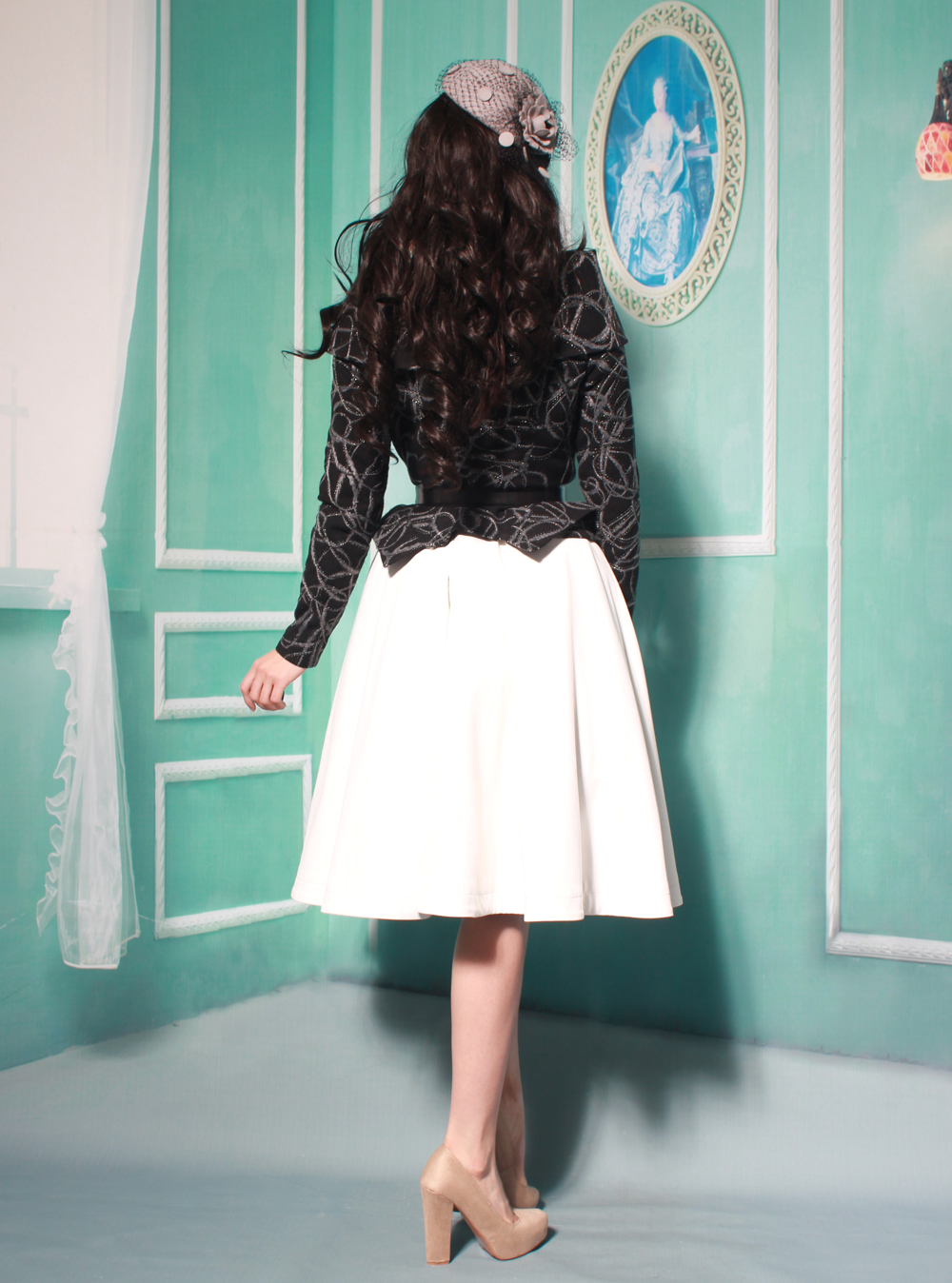 帅气机车款上衣与复古大裙摆的结合·有洒脱与优雅