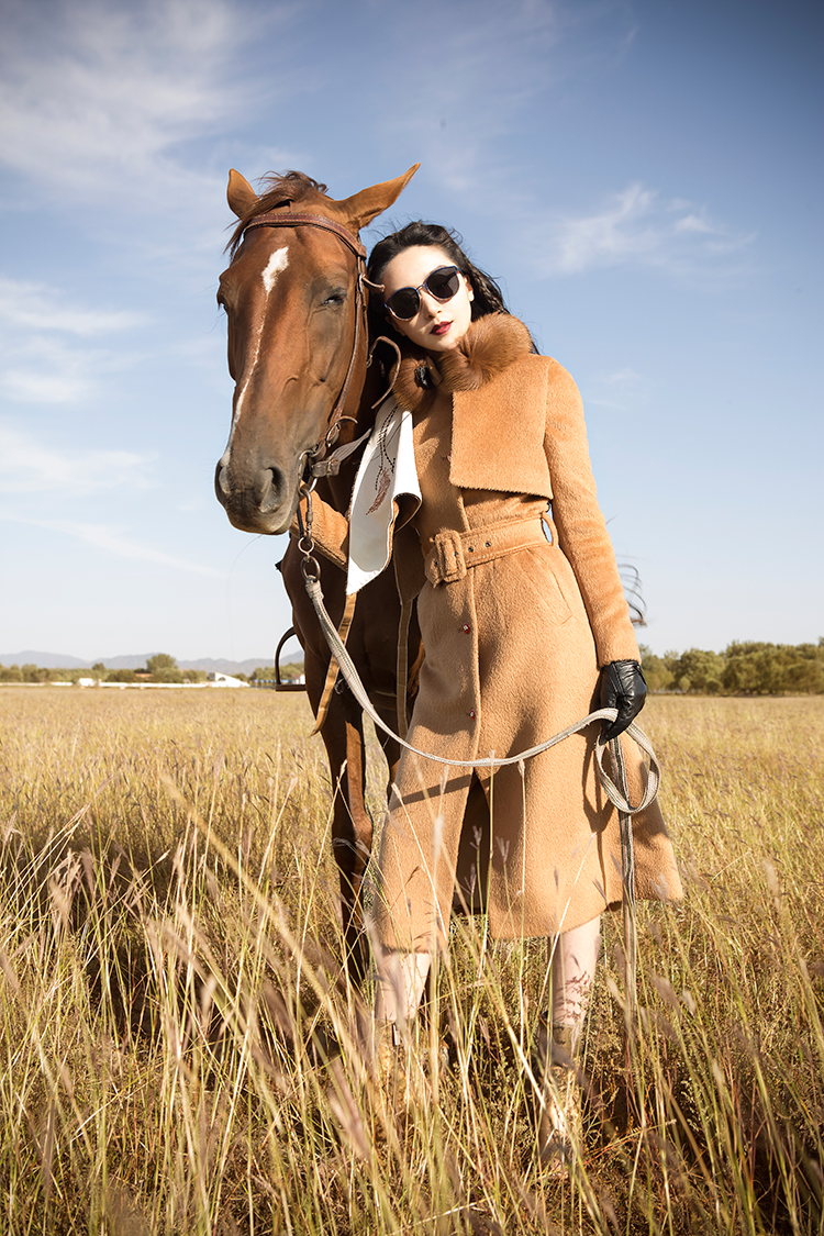 黑色羊羔毛皮衣怎么搭配才显高级,狐狸毛皮草搭配卫衣