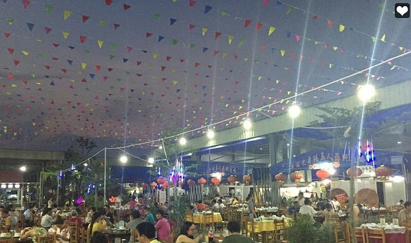 三亚火车头万人海鲜广场最新视频,三亚第一海鲜市场夜市攻略