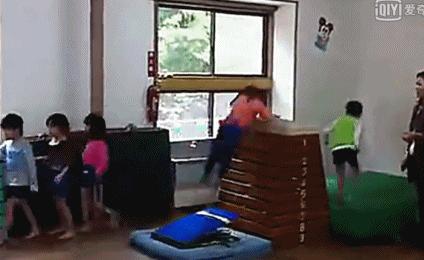 侧空翻儿童舞蹈,倒立日本幼儿园