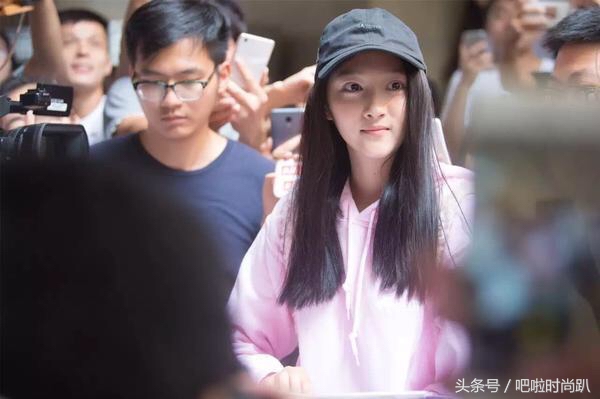 宋祖儿四小花之一,宋祖儿李兰迪是一个学校的吗