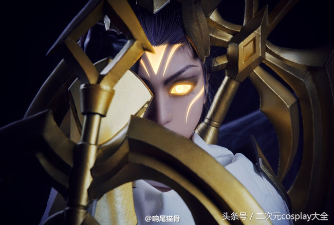 薇恩猪年限定cos,薇恩cos光明哨兵