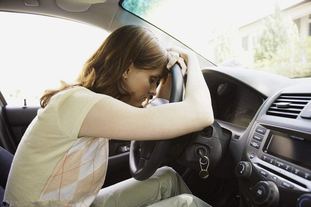 汽油加满车厢会有汽油味,汽油泄漏是车内一直有汽油味吗