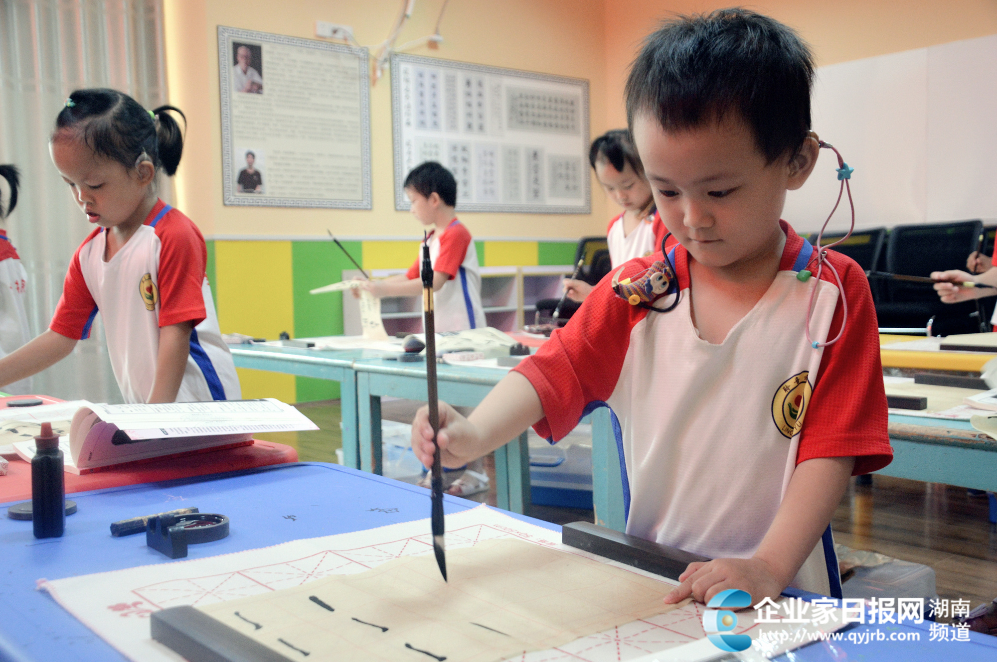 欧伯达书法艺术公益培训班在聆音学校正式开课