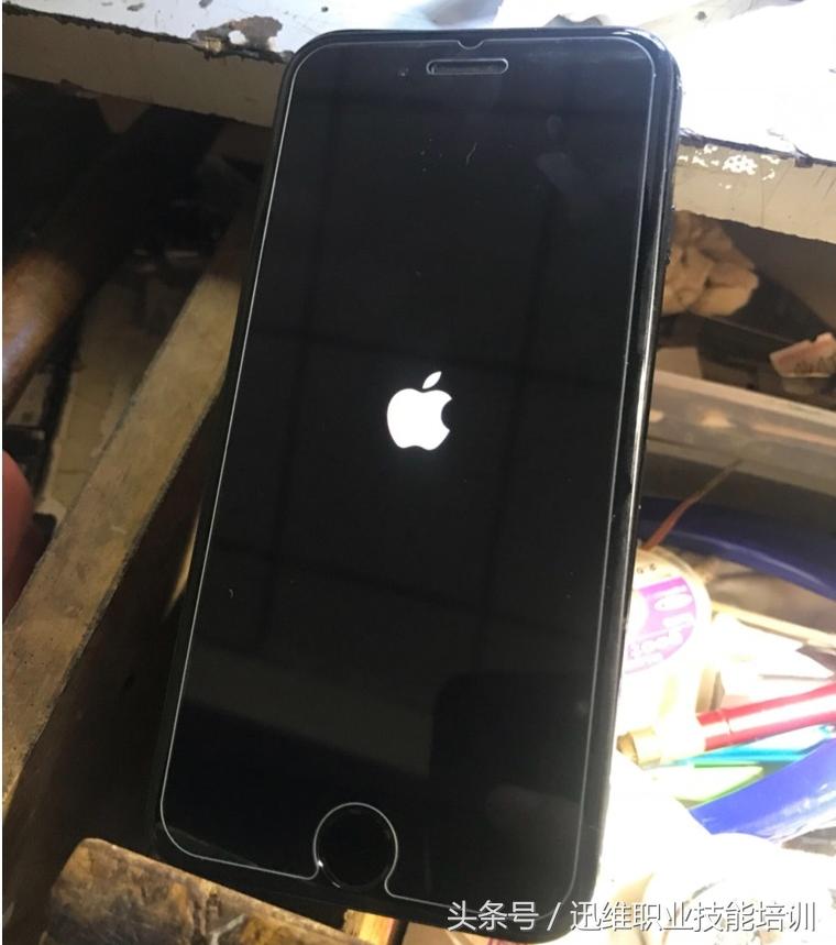 为报废的iPhone7换主板，CPU基带硬盘全拆，这手工让你大饱眼福