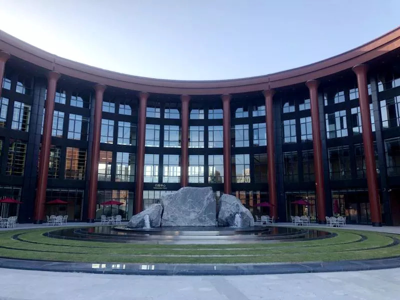 学费1万6，托管到7点，马术、高尔夫不存在的！独家采访南外方山校区校长