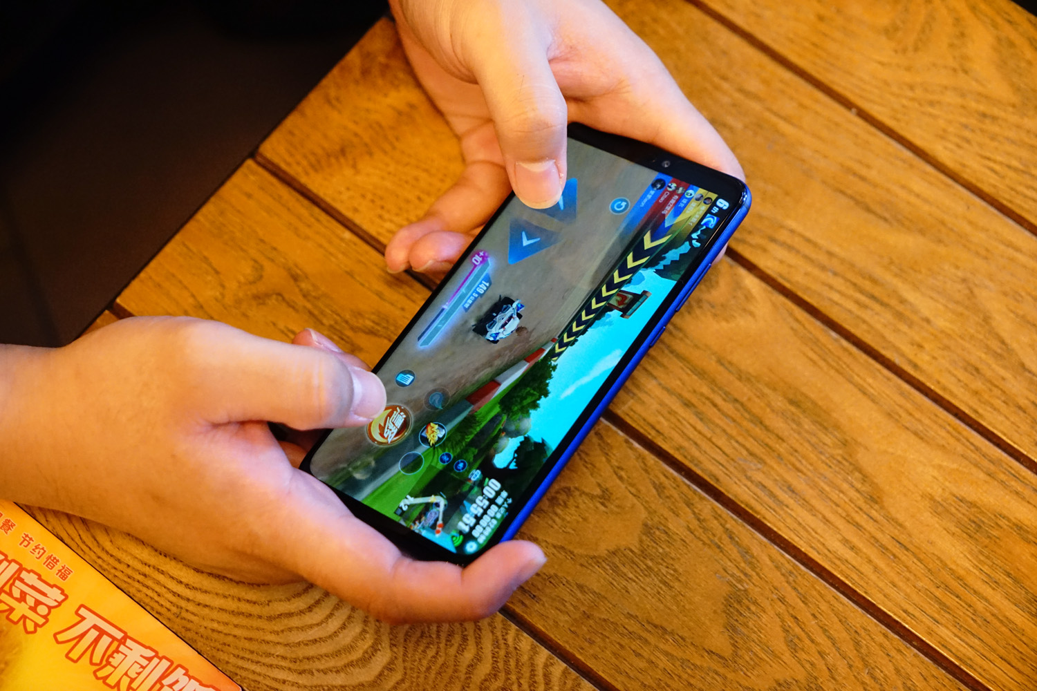 荣耀8x上手评测千元霸屏名不虚传,荣耀八魅海蓝