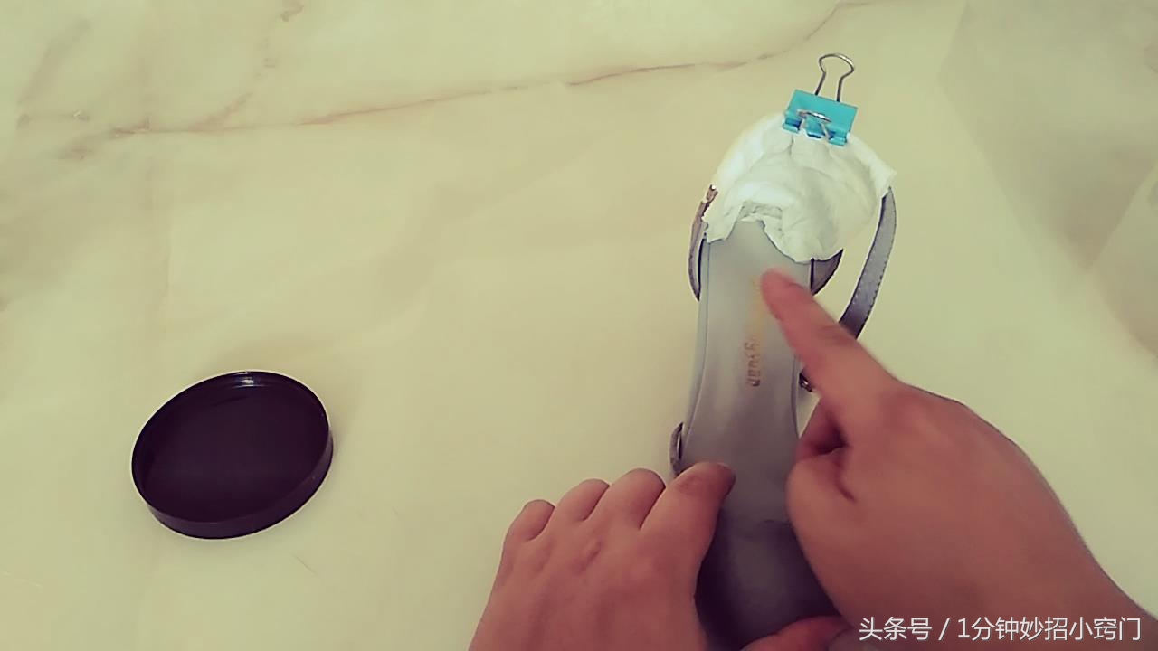 新鞋子穿上去挤脚？教你一招，一晚就让鞋子变大，学会了受用一生