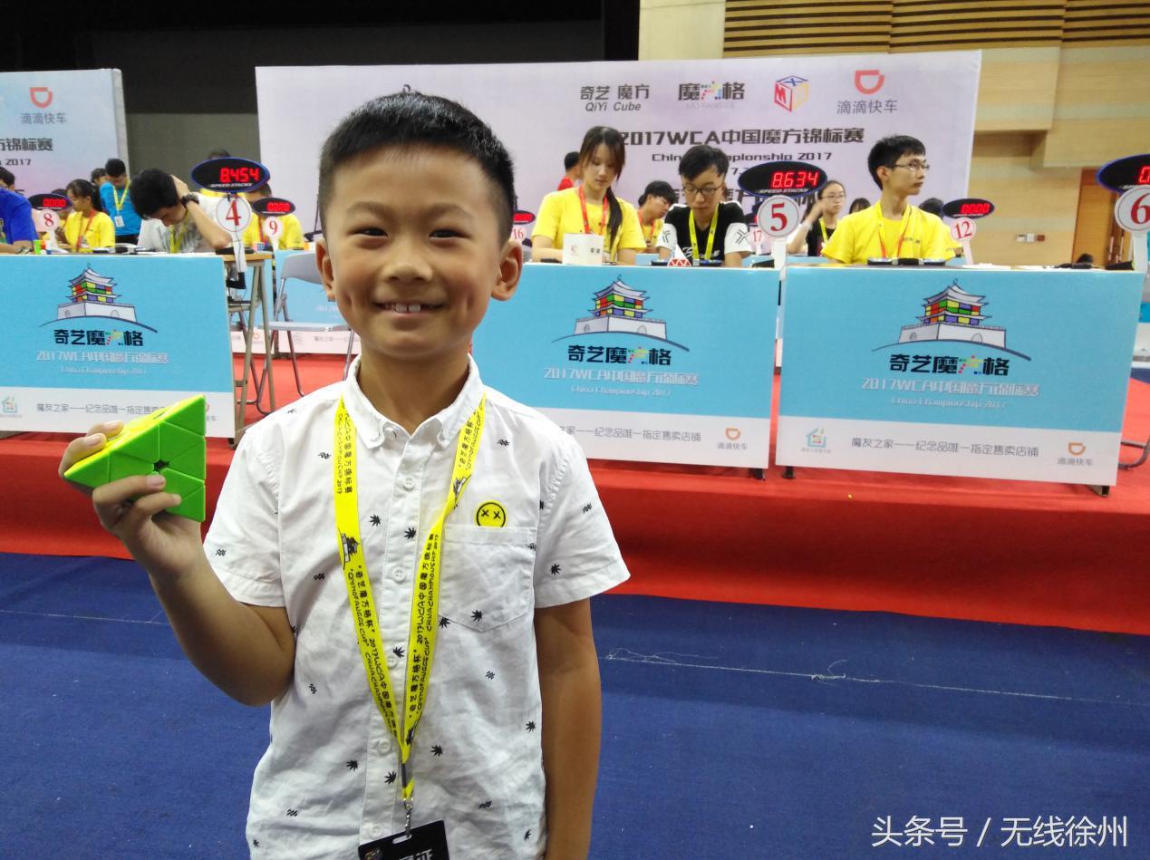 世界顶尖魔方高手拼魔方的方法,魔方挑战1分钟还原12个魔方