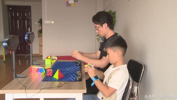 世界顶尖魔方高手拼魔方的方法,魔方挑战1分钟还原12个魔方