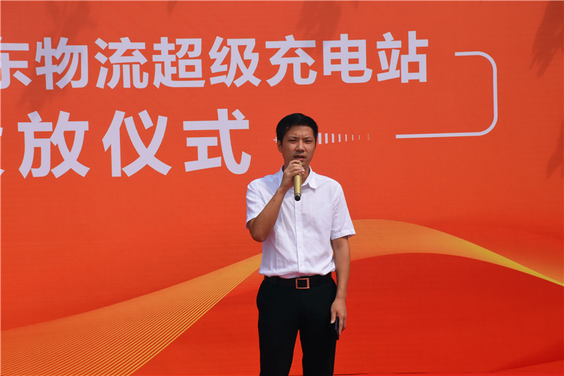 完善公交场站充电桩建设,全面建设新能源汽车充电设施