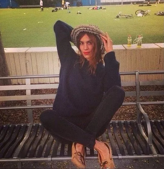 安妮海瑟薇、贾静雯、凯特王妃为什么都爱豆豆鞋？澳洲百年UGG，手工真皮、弹力软底超舒服，带娃、逛街，走哪都不累！