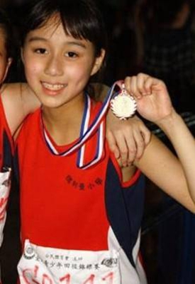 大姐与亲小妹年龄差半个世纪,17个富二代兄弟姐妹的不同命运