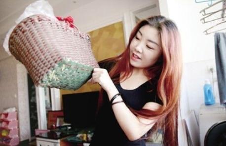 嫌拼车空调不凉女子被司机扔服务区;快递员撞人后蜗居帐篷365天