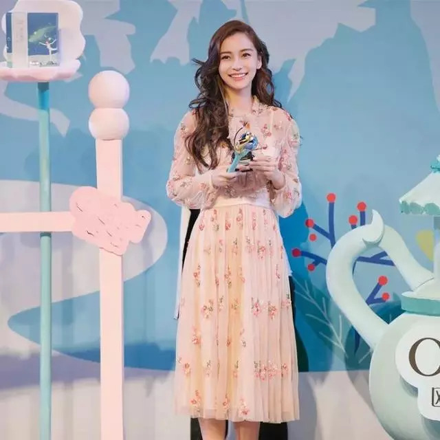 浅绿色碎花连衣裙怎么搭配毛衣,法国女人碎花连衣裙搭配西装外套