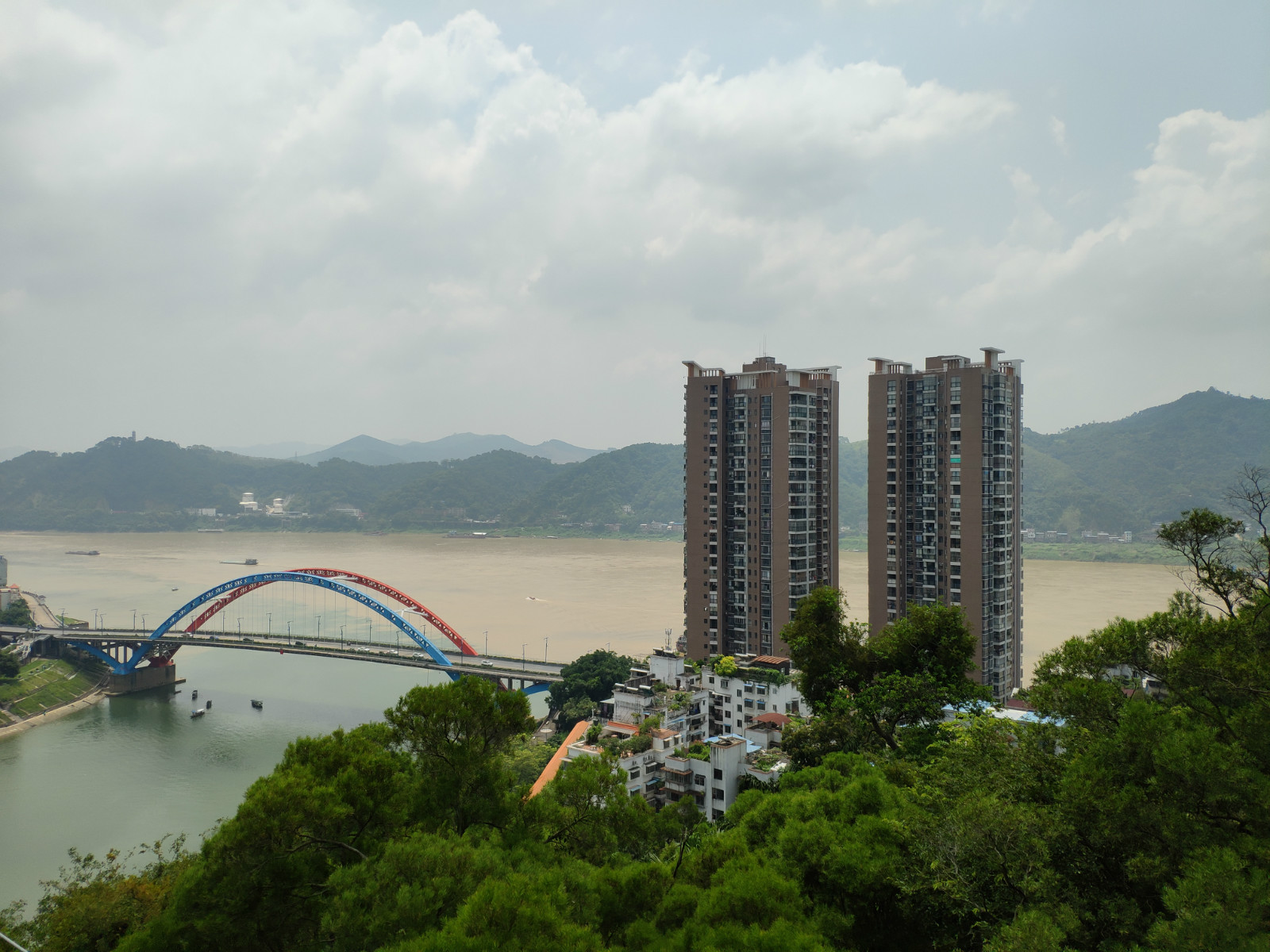 3小时广佛肇高速直达，去广西这个最广东的城市吃腐竹粉、喝冰泉