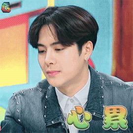 胸大溜肩身材穿搭,棋盘格纹坎肩穿搭