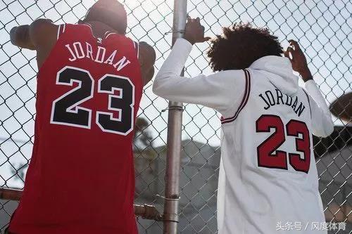 怎样穿球衣才不会怪怪的,怎么穿球衣不露腋下