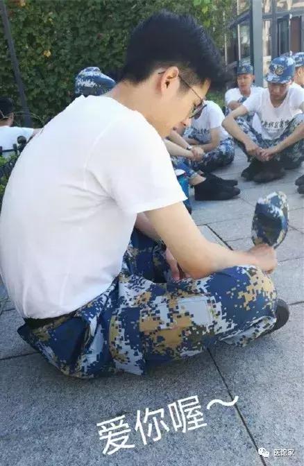刘昊然军训故事,大四的刘昊然新生一起军训被抱怨