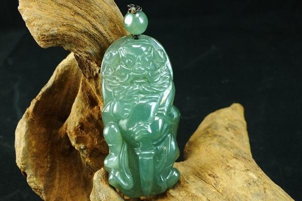 经常佩戴的玉会有什么变化,为什么人戴玉后会有变化呢