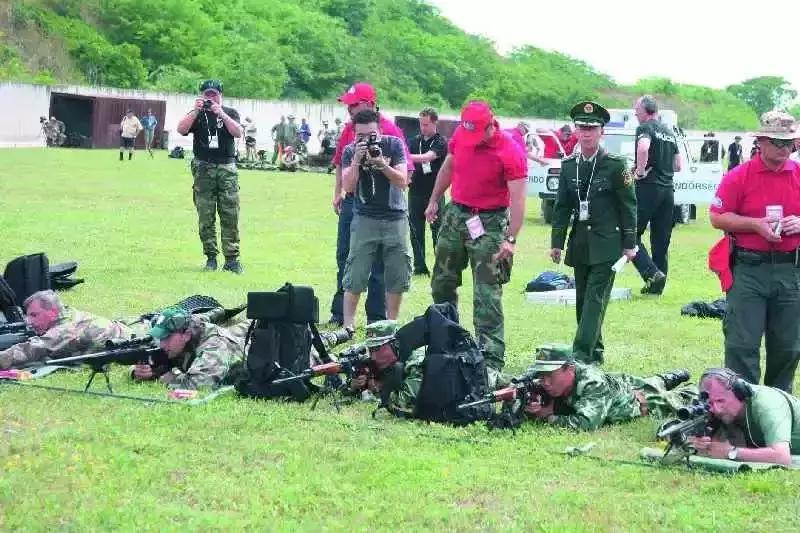 中国枪王徒手接弹壳,解放军最新制式狙击步枪