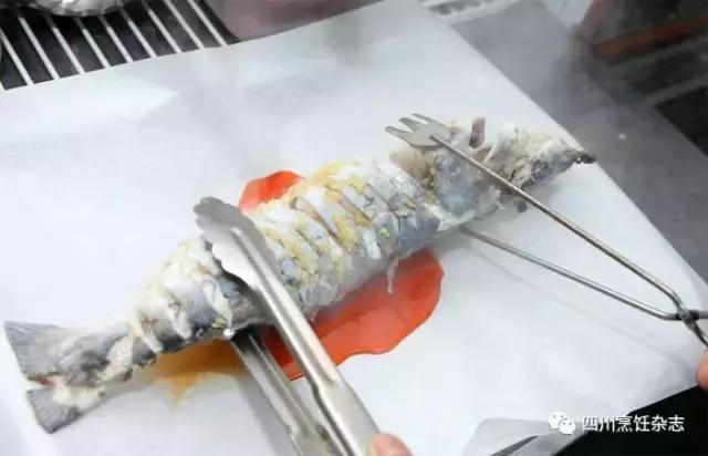 家常无骨烤鱼的做法,特色烤鱼制作短视频