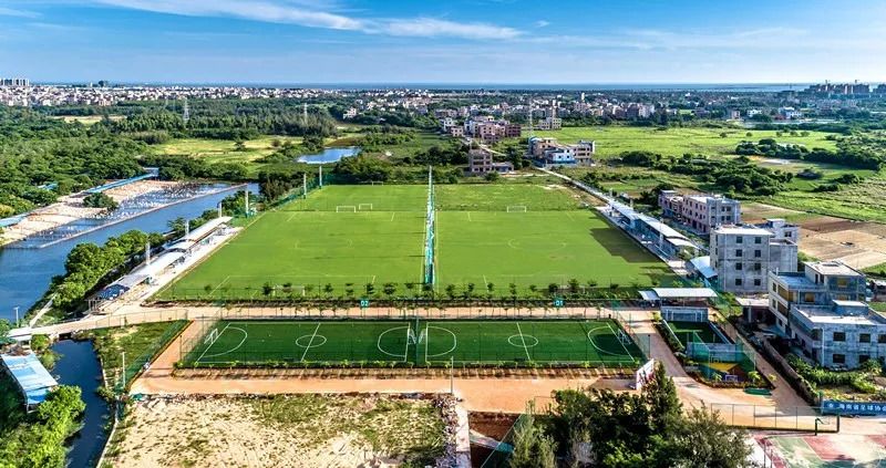 要么在深渊里哭，要么在深渊里爬｜海南足球青训实录