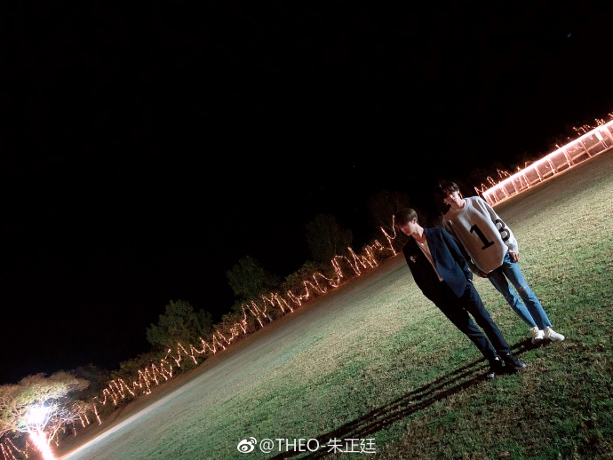 朱正廷在出道时拥抱毕雯珺,朱正廷出道夜奔向毕雯珺