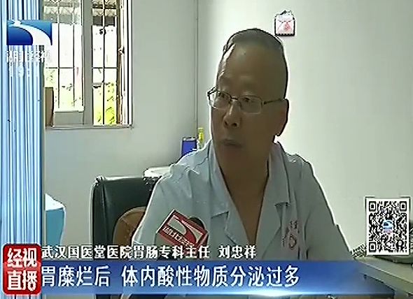 女子见客户时不停做这事，老板气得差点把他开了……这种“小毛病”千万注意！