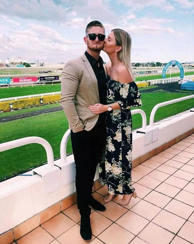 咬指甲手指被截肢,女大学生咬指甲